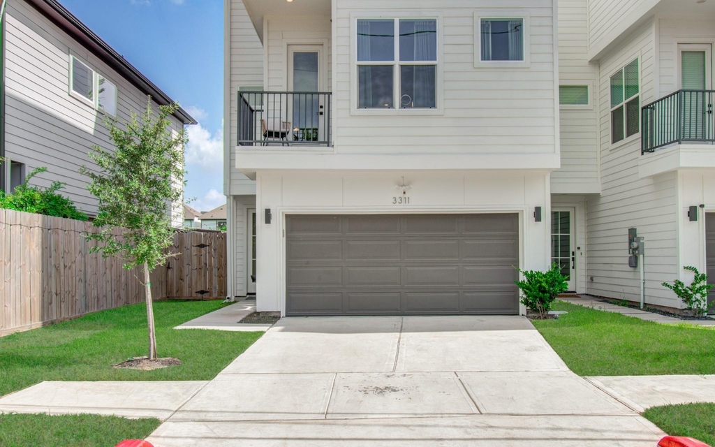 3311 Daphne Street - Photo 2