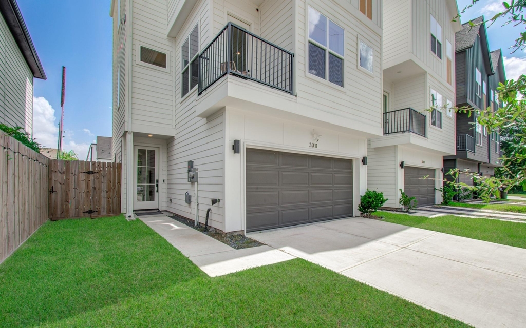 3311 Daphne Street - Photo 1