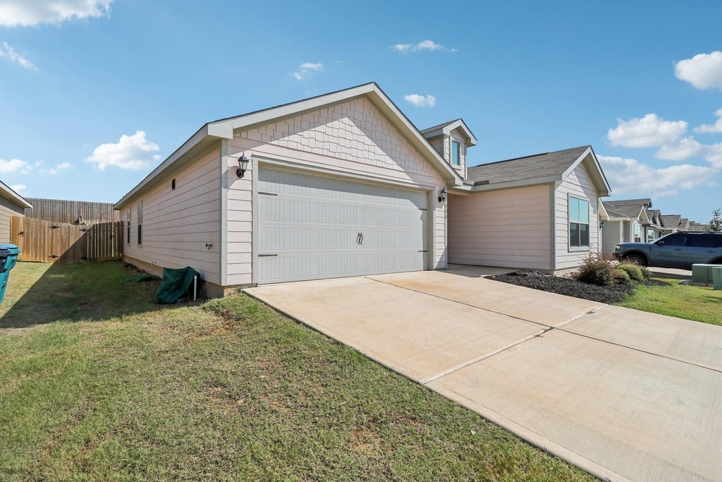 3909 Crown Court - Photo 1