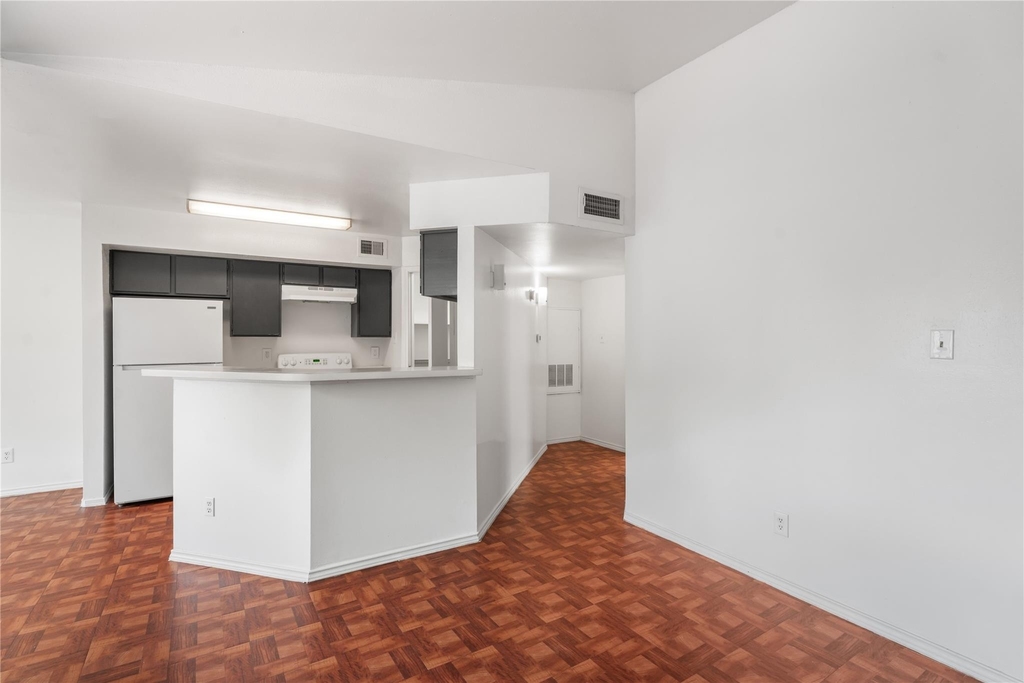 7200 W T C Jester Boulevard - Photo 2