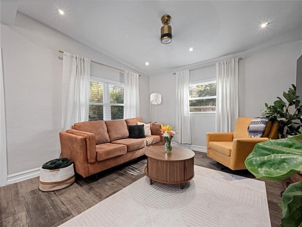 106 E Jinkins Circle - Photo 5