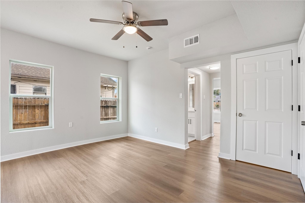 1115 Hogan Street - Photo 8