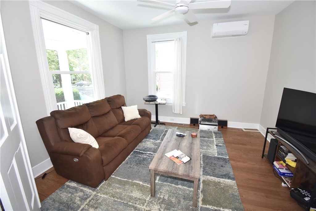 219 W Burke Street - Photo 1