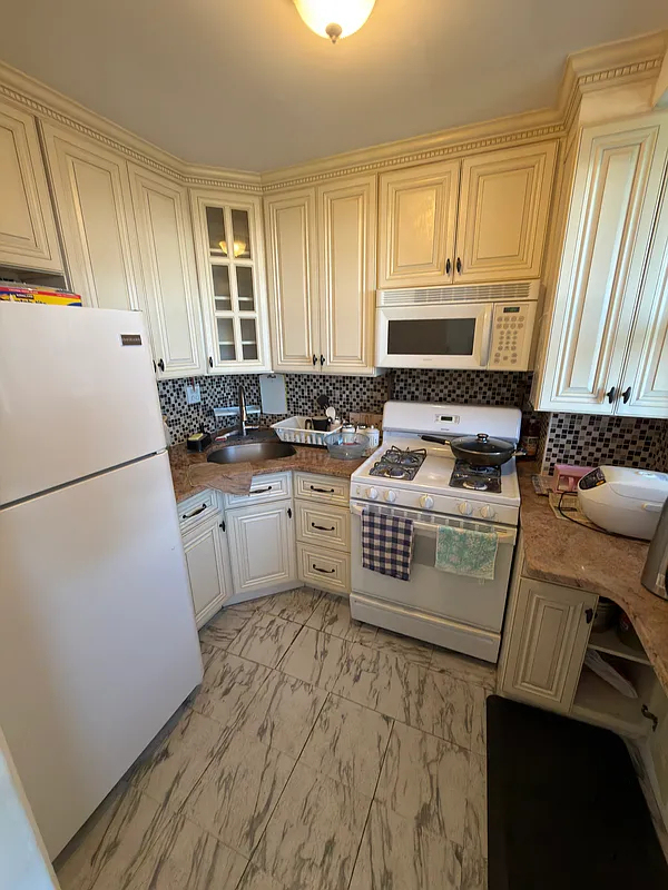  62nd Drive, Rego park - Photo 0