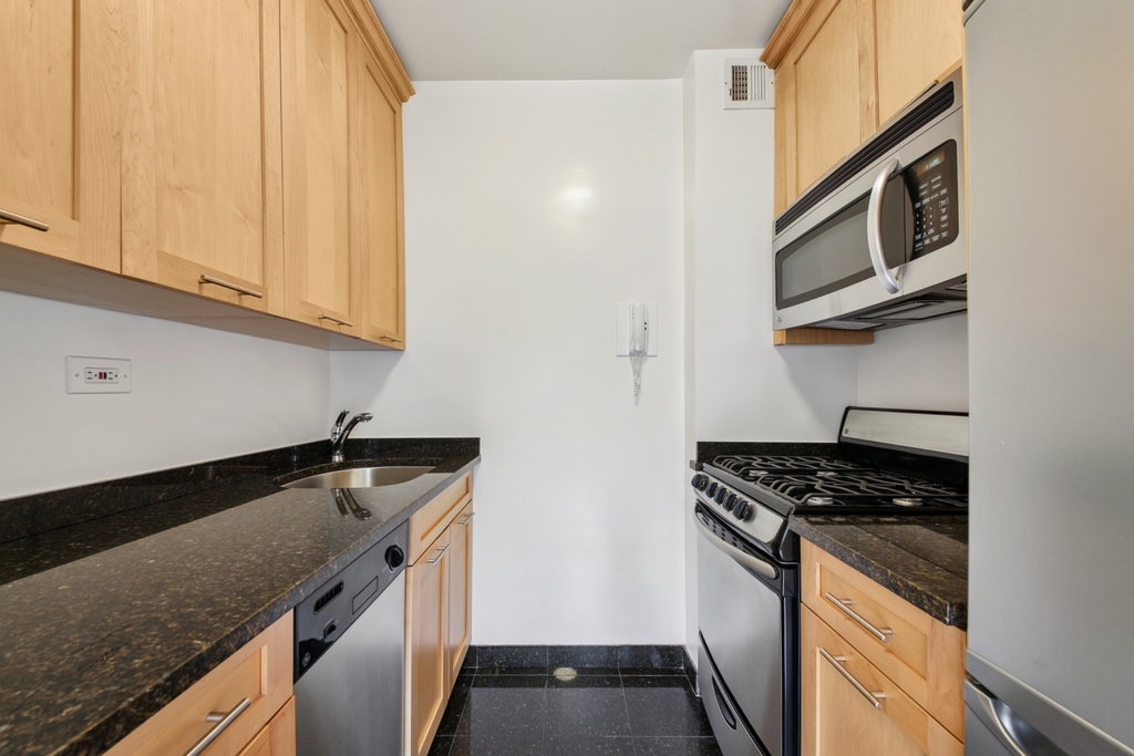East 55th Street - Photo 1
