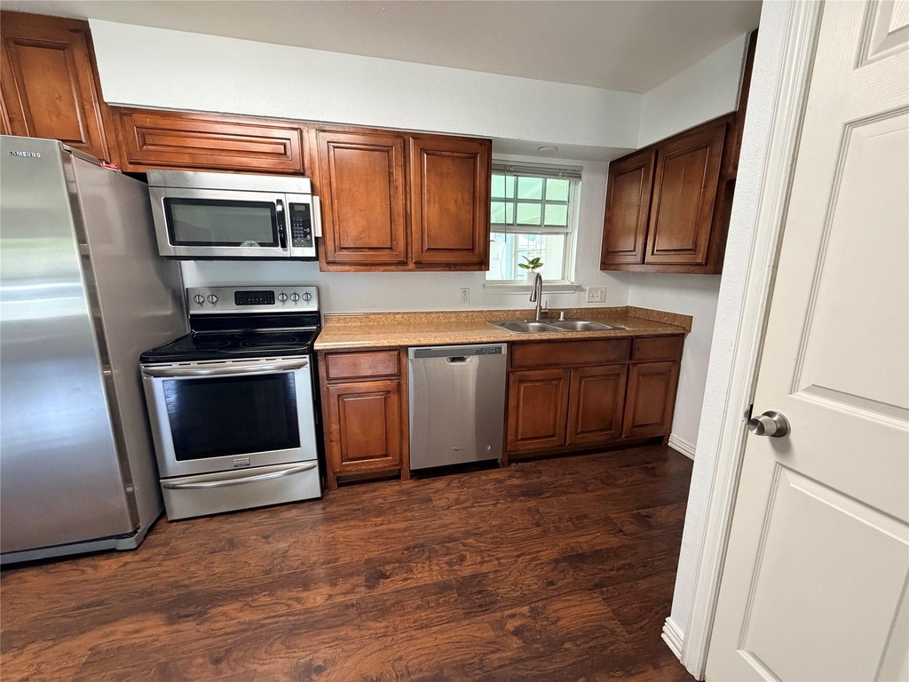 1109 Leyenda Drive - Photo 3