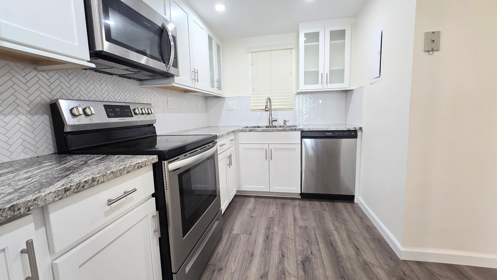 3100 W Rolling Hills Circle - Photo 2