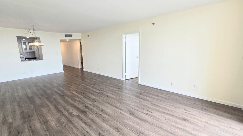 3100 W Rolling Hills Circle - Photo 7