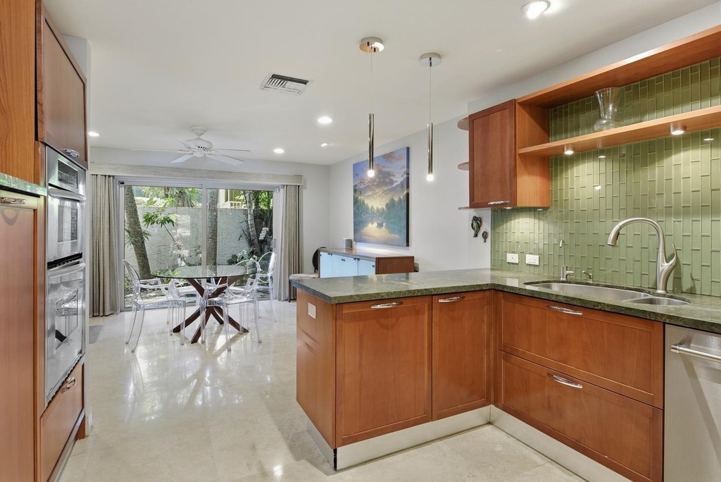 1172 Hillsboro Mile - Photo 19