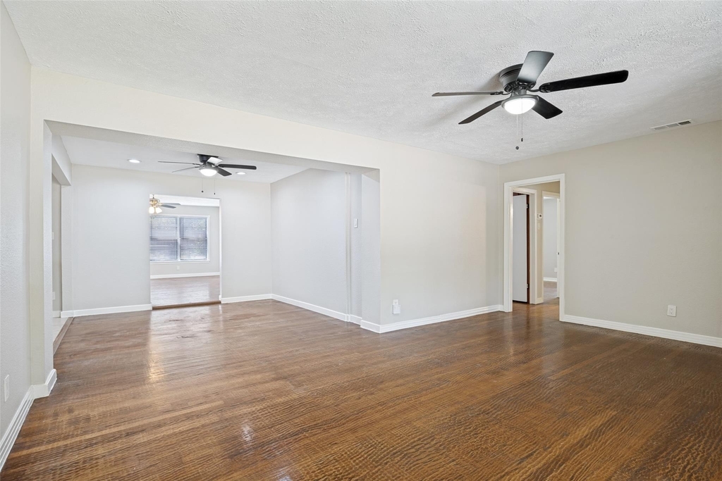 1913 Landa Drive - Photo 2