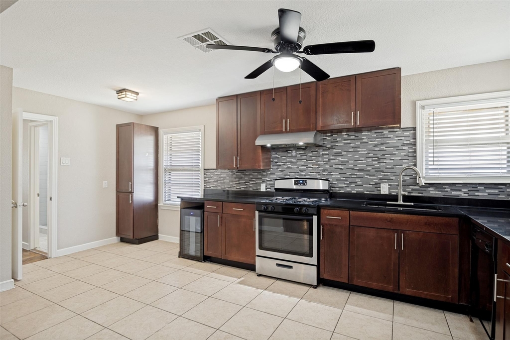 1913 Landa Drive - Photo 4