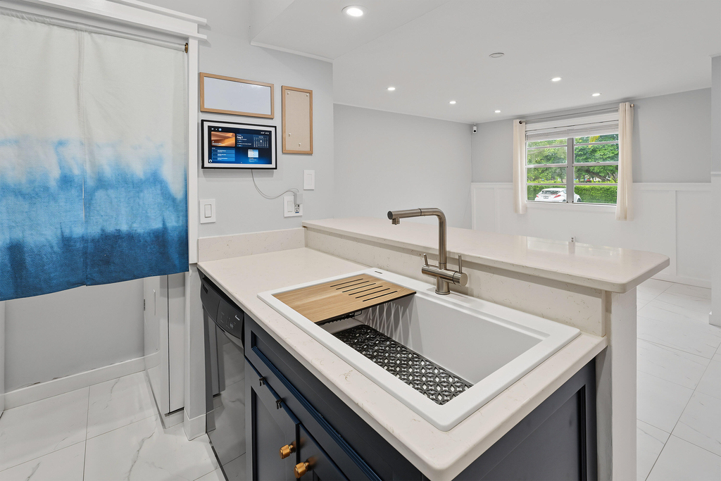 1259 Sw 46th Avenue - Photo 2