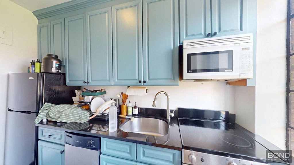 1 Christopher Street - Photo 1