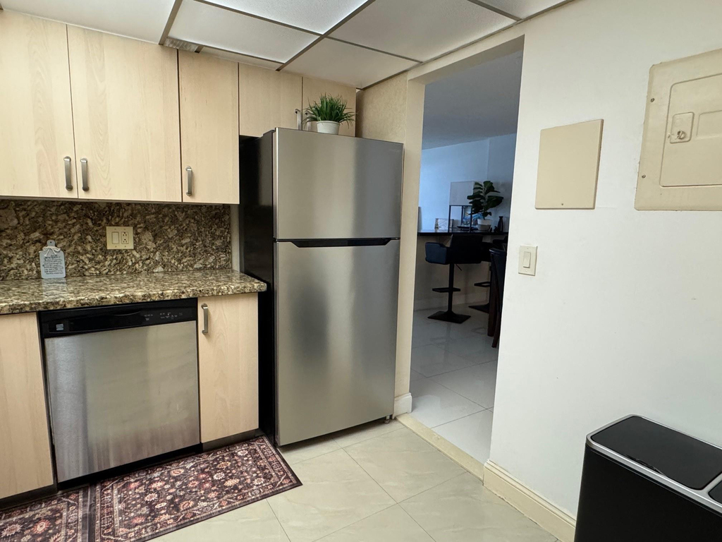 305 N Pompano Beach Boulevard - Photo 2