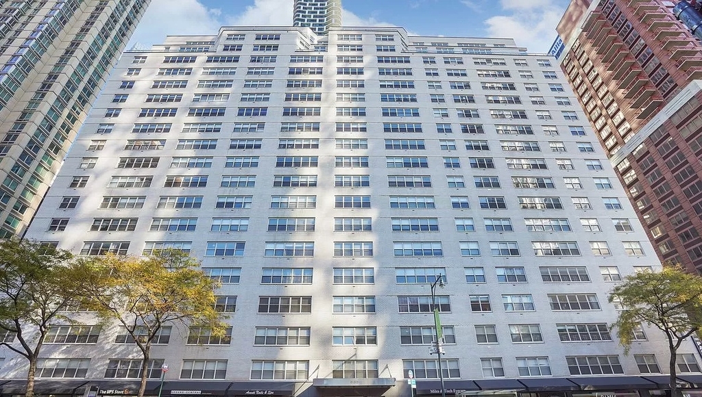 W 52nd St / 8th Avenue - Photo 18