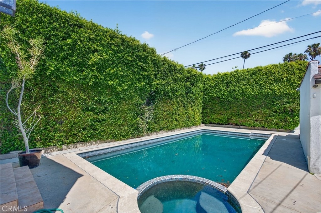 520 N Citrus Avenue - Photo 1