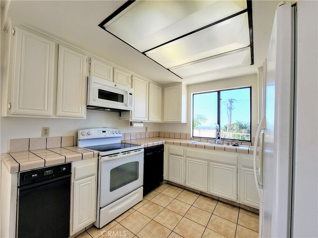 2755 E Hill Street - Photo 6
