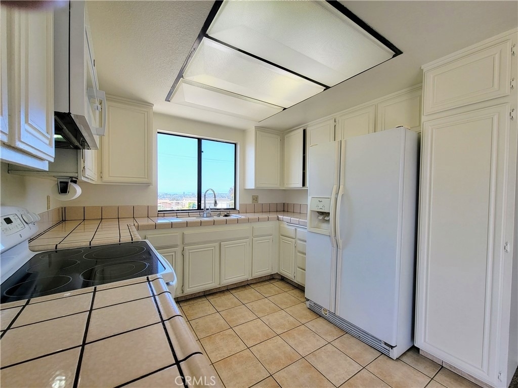 2755 E Hill Street - Photo 5