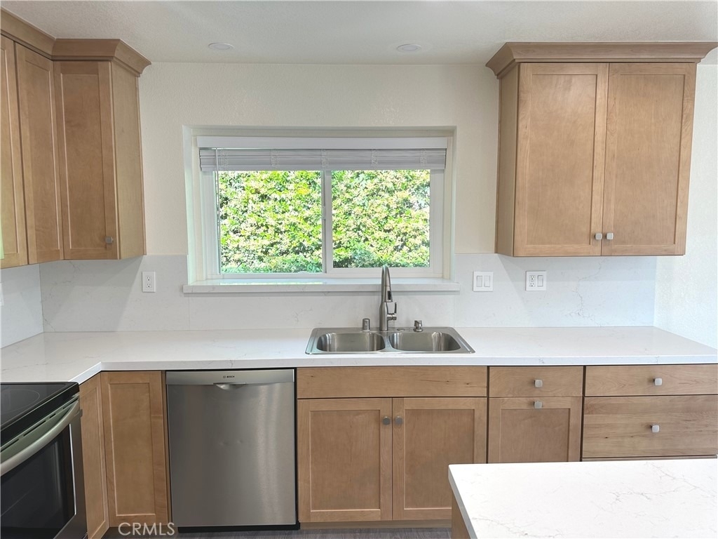 24450 University Avenue - Photo 6