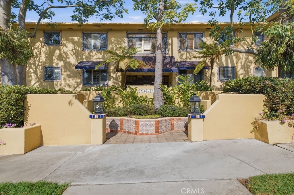 1615 N Laurel Avenue - Photo 0