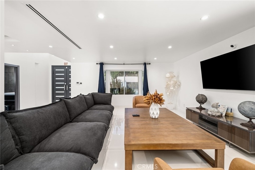 4630 Cedros Avenue - Photo 9