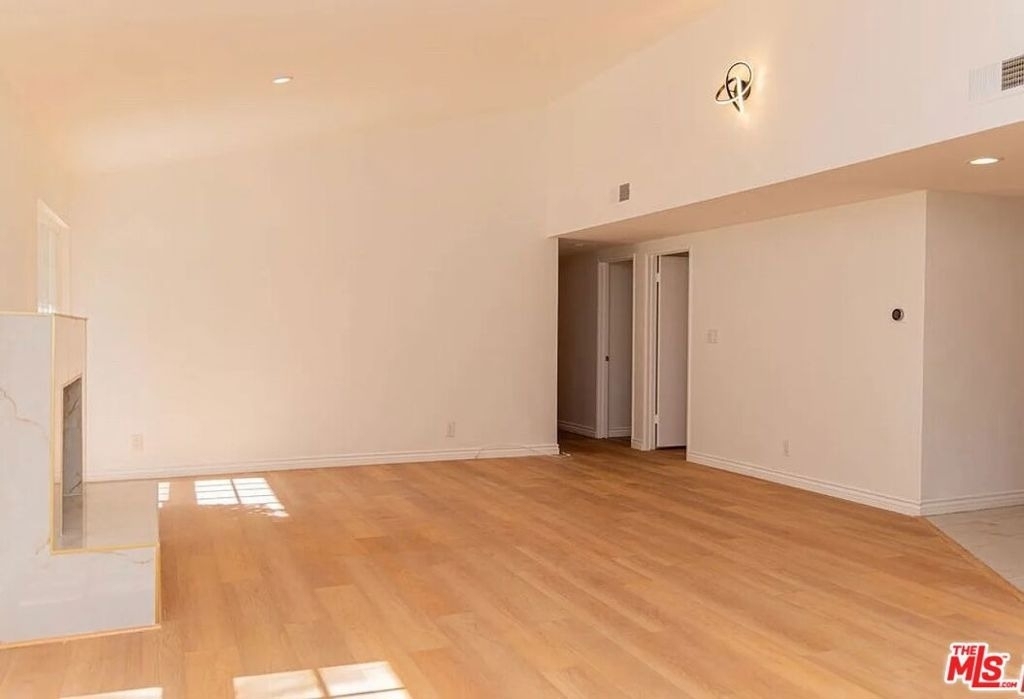 24316 Burbank Blvd - Photo 2