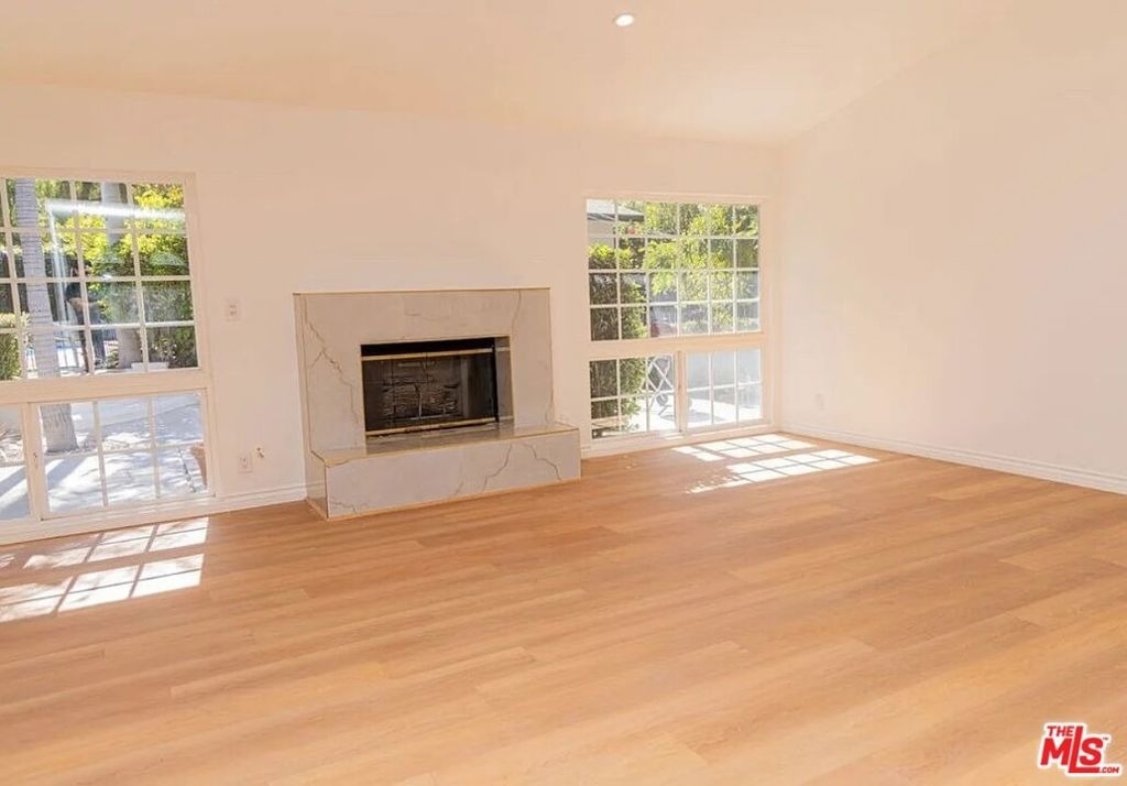 24316 Burbank Blvd - Photo 6
