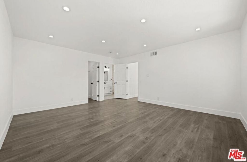 6257 Lindley Avenue - Photo 6