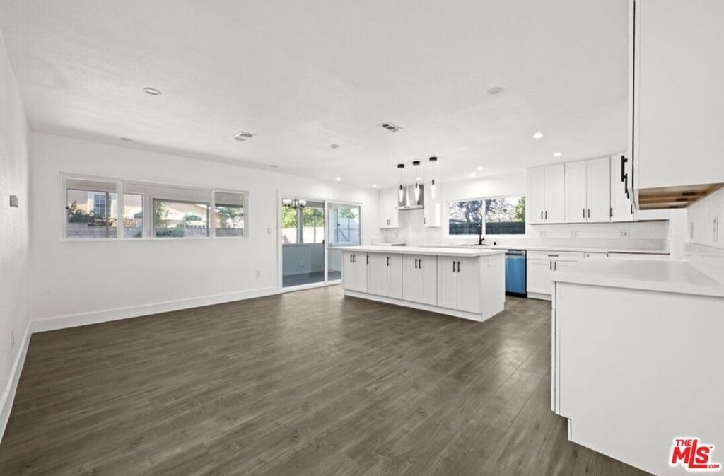 6257 Lindley Avenue - Photo 2