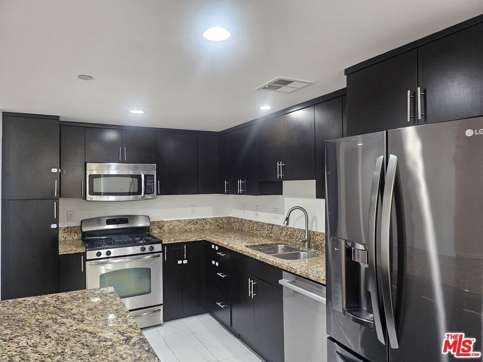 332 S Oxford Avenue - Photo 2
