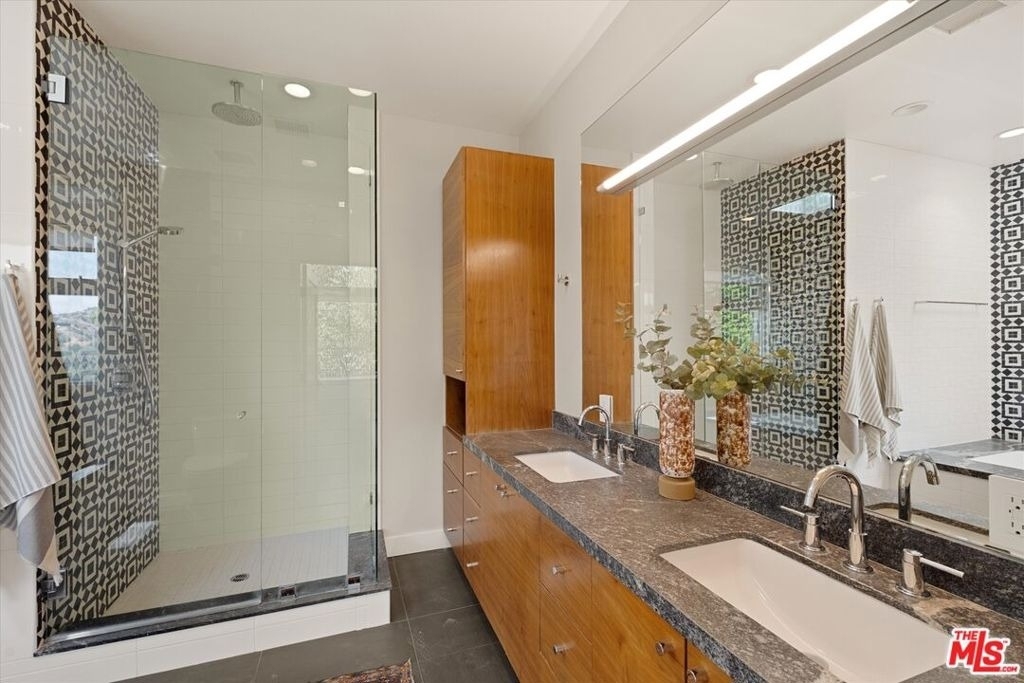 2700 Glendower Avenue - Photo 29