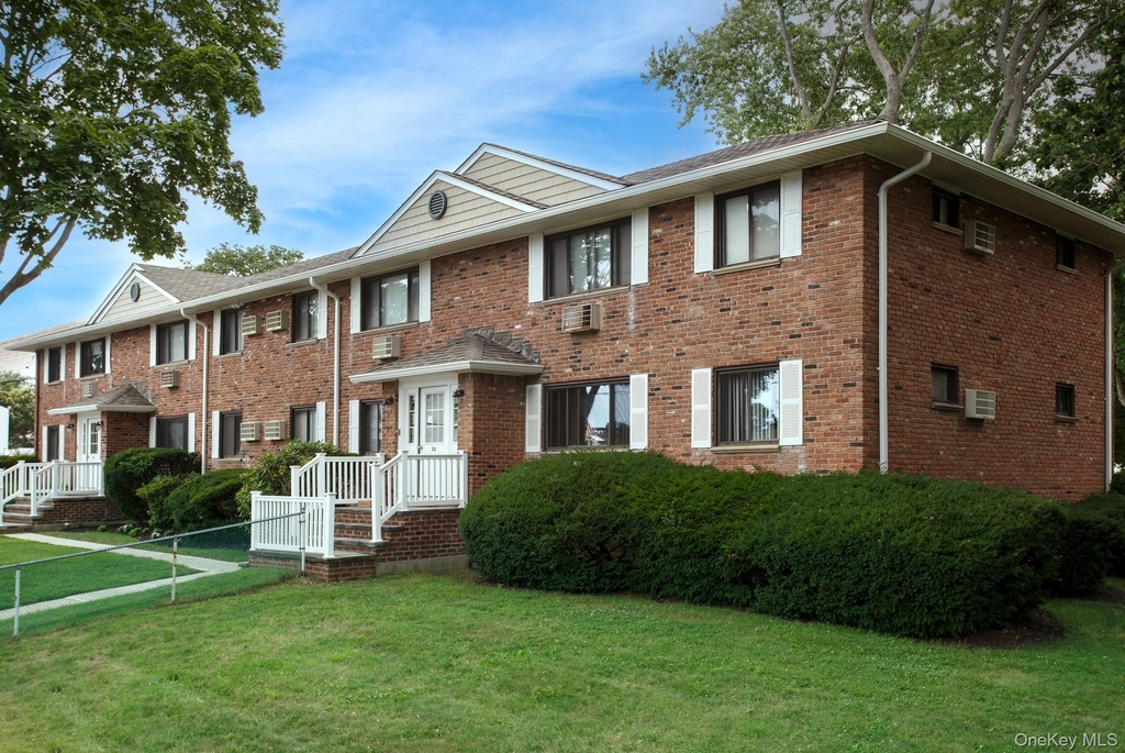 20 Perry Boulevard - Photo 0