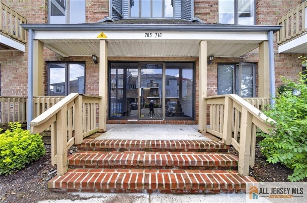 710 Peach Street - Photo 0