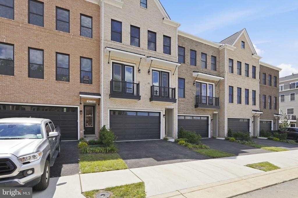 42200 Shining Star Square - Photo 0