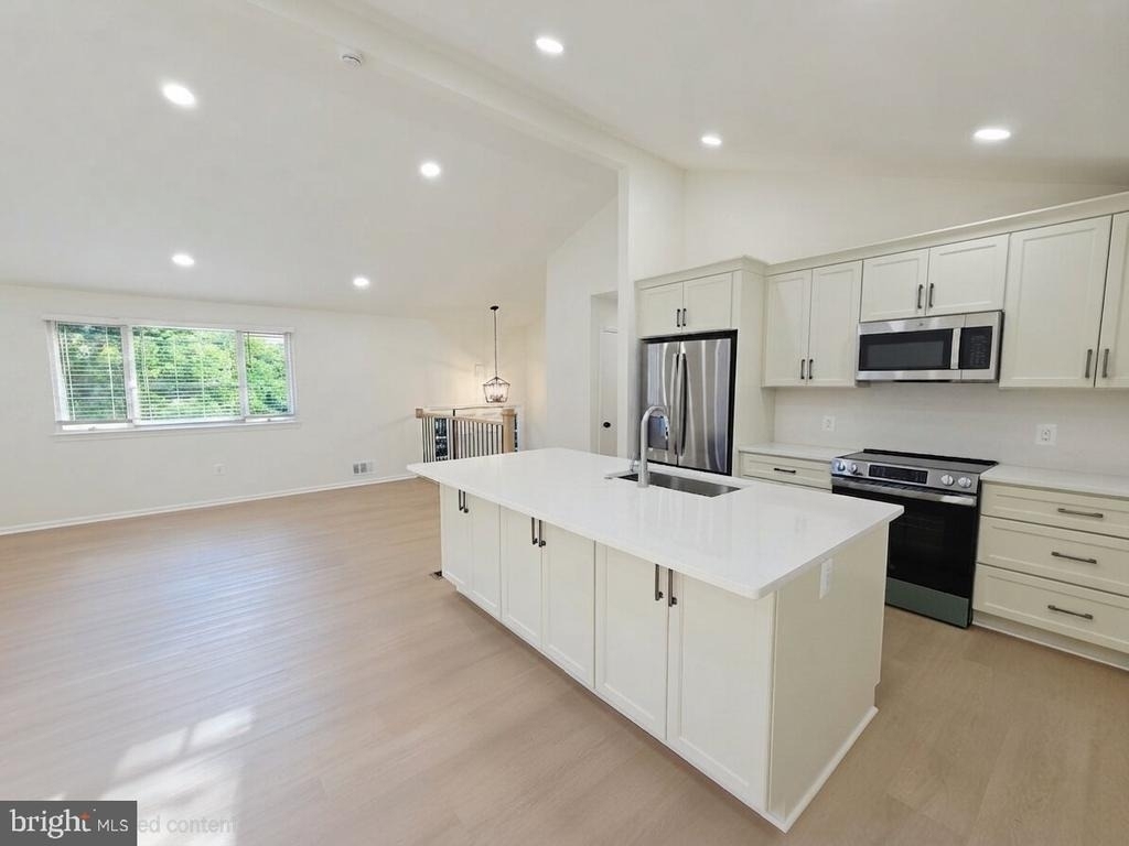 10027 W Constable Court - Photo 2