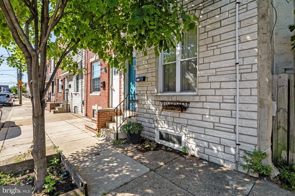 2426 E Indiana Avenue - Photo 2