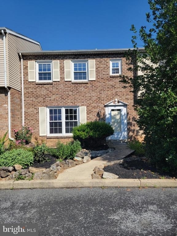 4517 N Hedgerow Drive - Photo 0