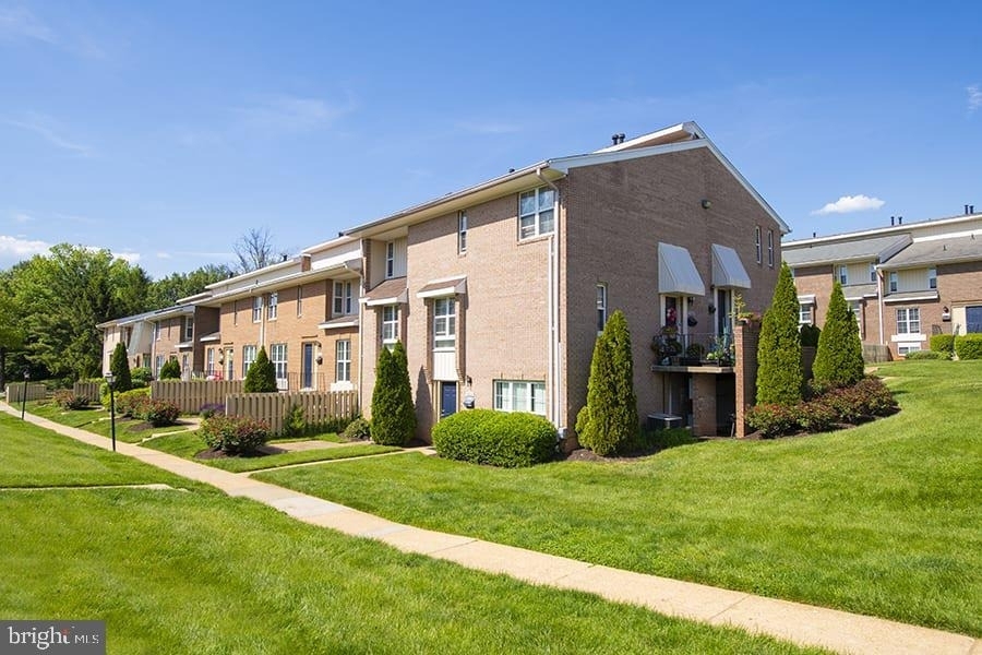 1699 Yale Place - Photo 2