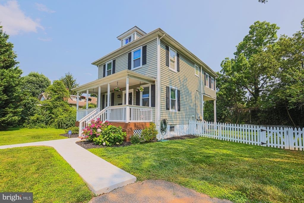 215 Clarendon Avenue - Photo 2