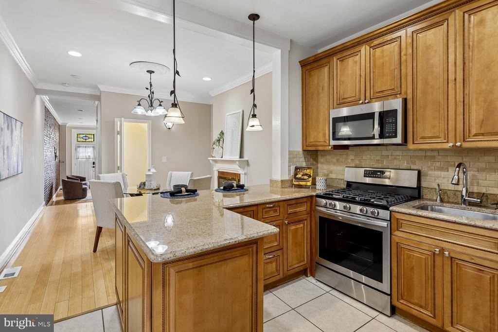 2106 Fleet Street - Photo 12