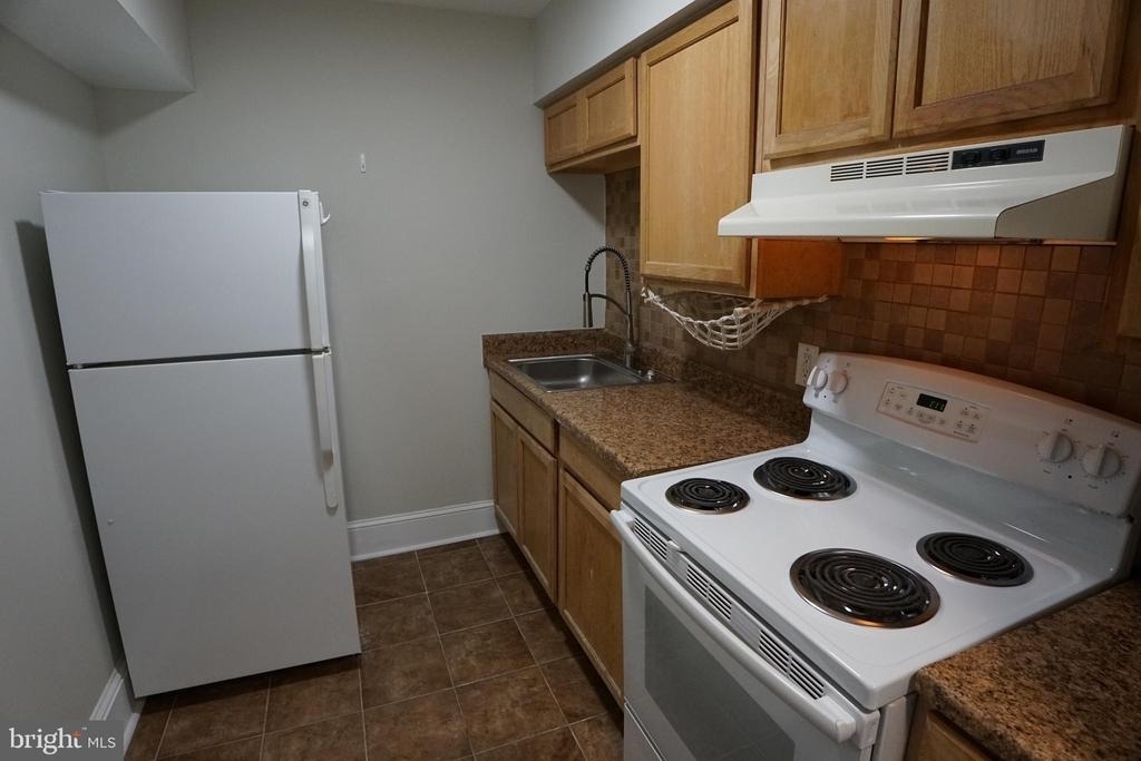 804 Cathedral St - Photo 3