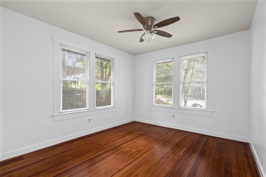 1202 E 13th St - Photo 11