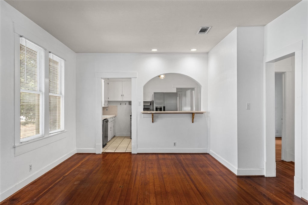 1202 E 13th St - Photo 5