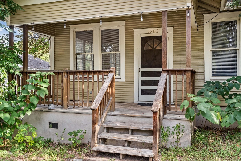 1202 E 13th St - Photo 1