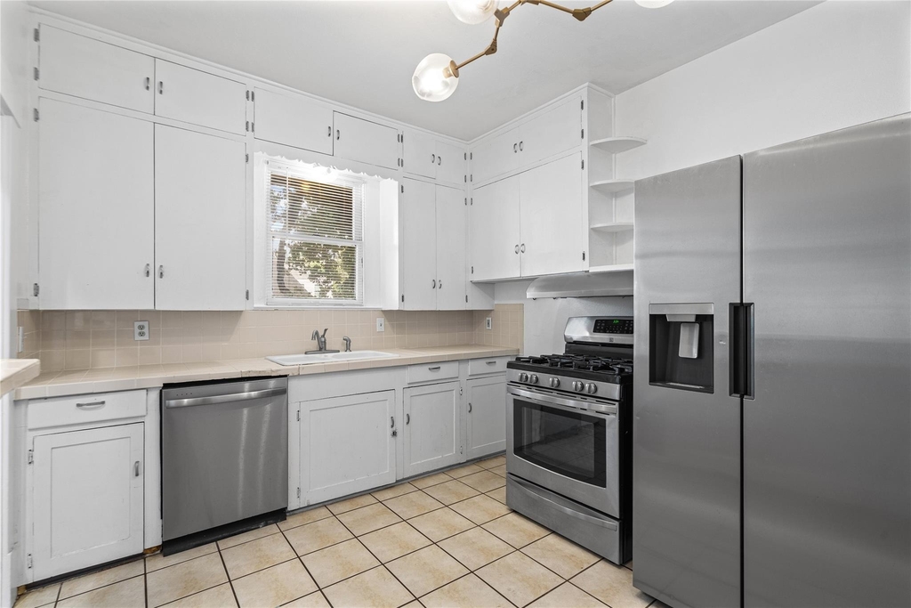 1202 E 13th St - Photo 6