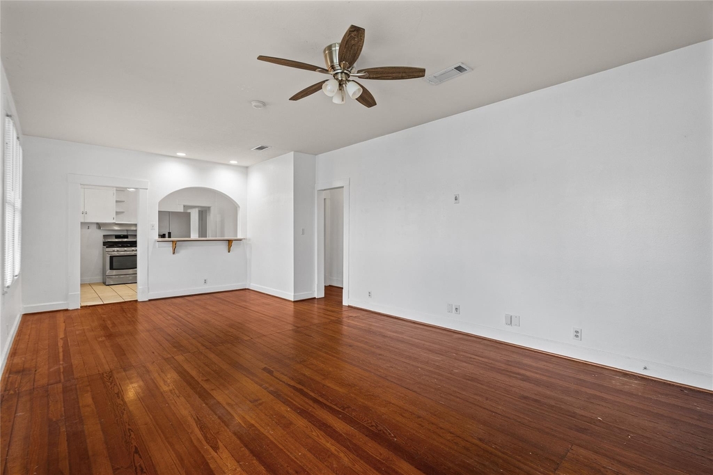1202 E 13th St - Photo 3