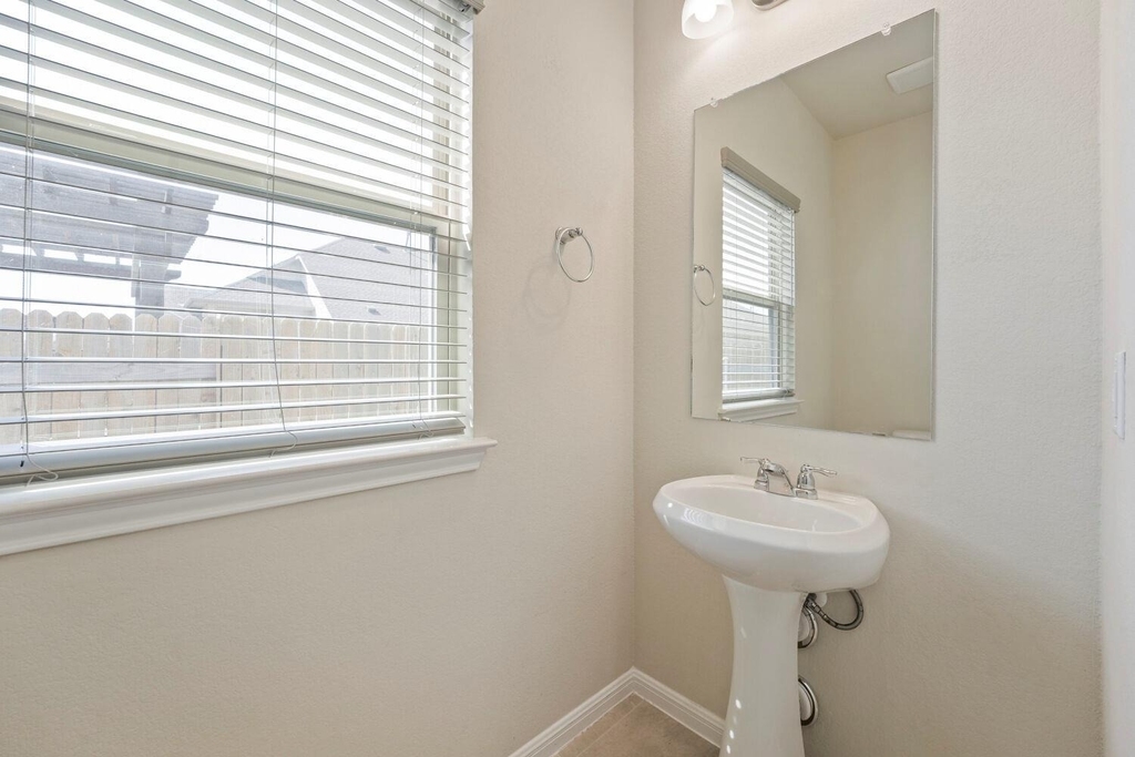 202 Driftwood Ln - Photo 5