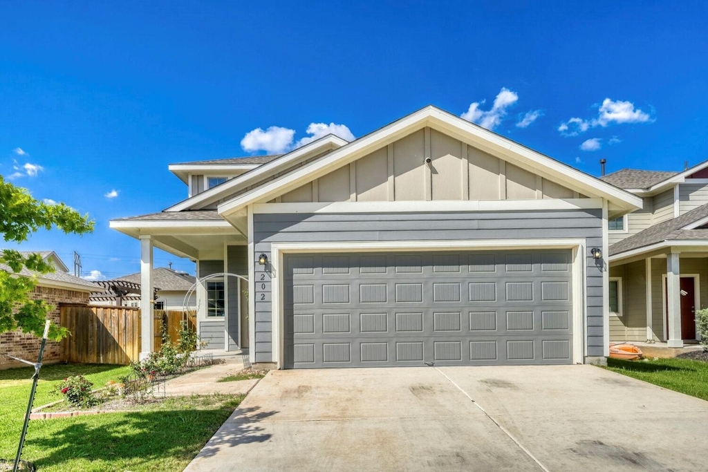 202 Driftwood Ln - Photo 0