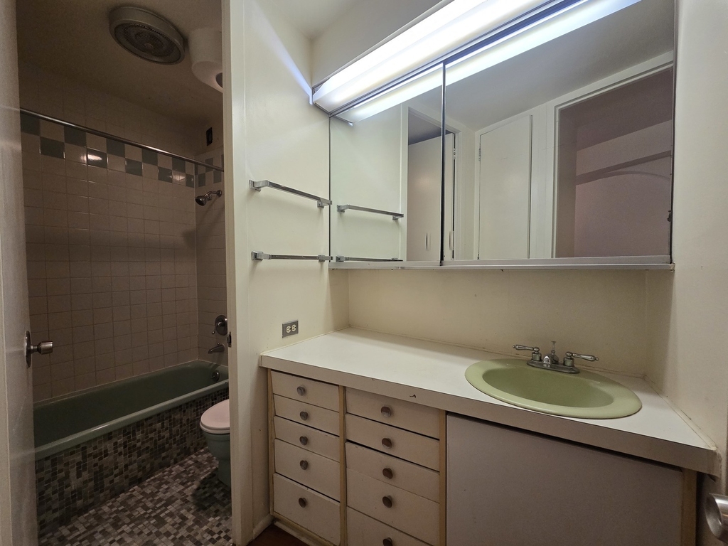 300 N State Street - Photo 6