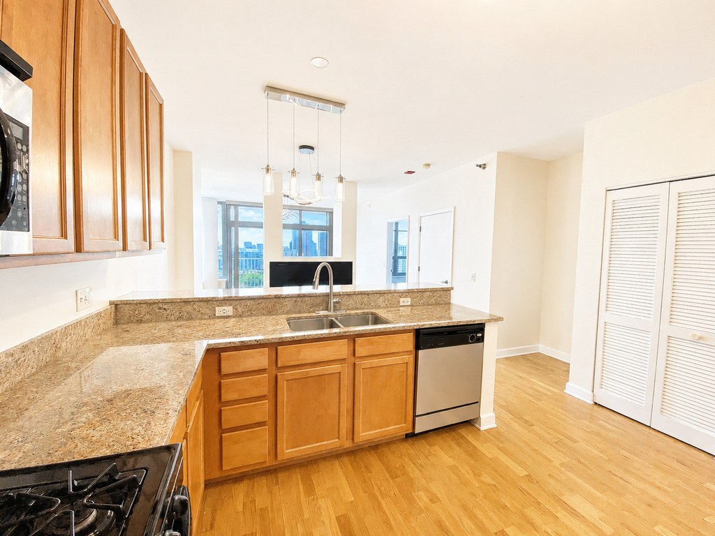 1600 S Prairie Avenue - Photo 2